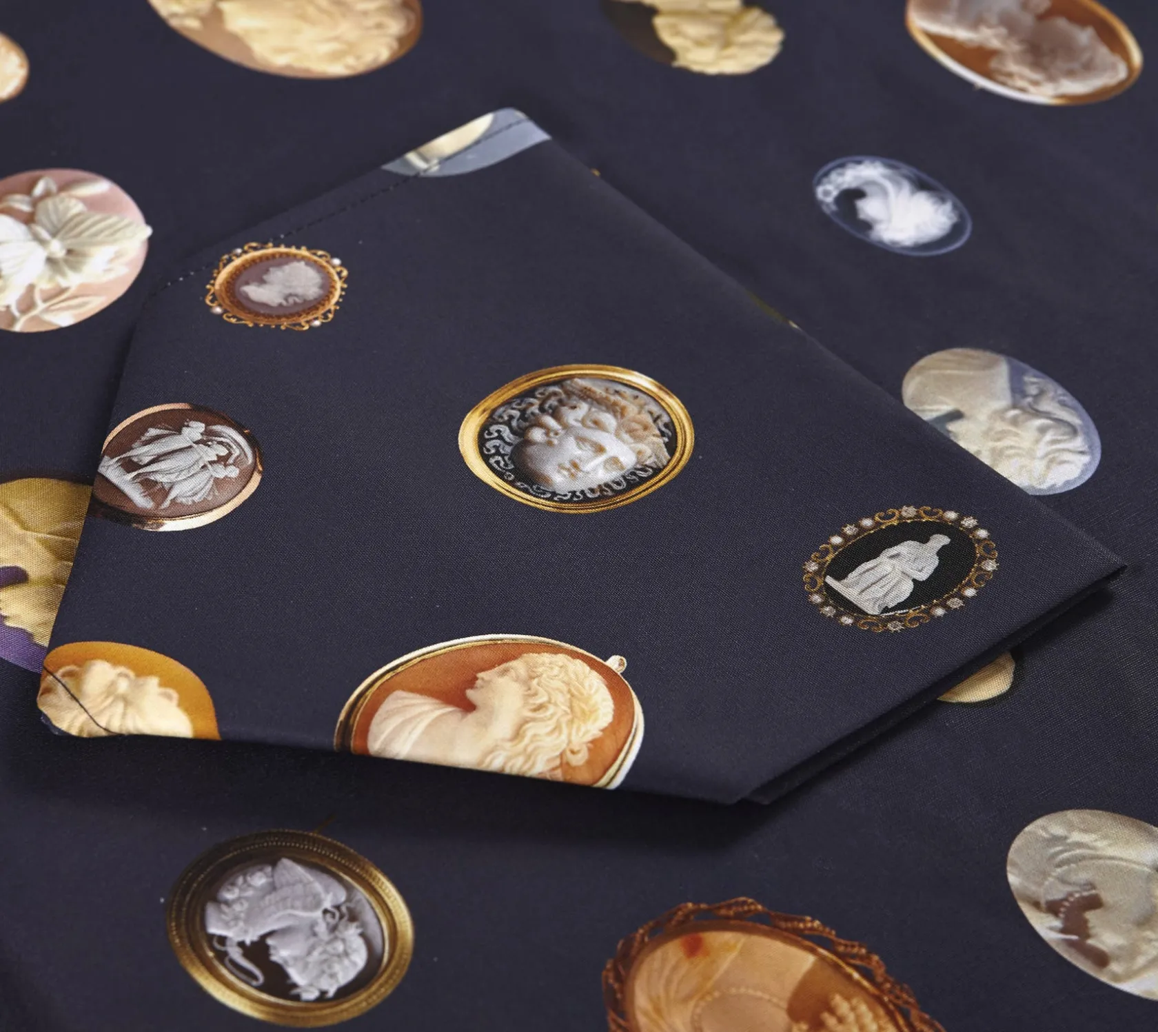 Cameo Tablecloth|Chefanie